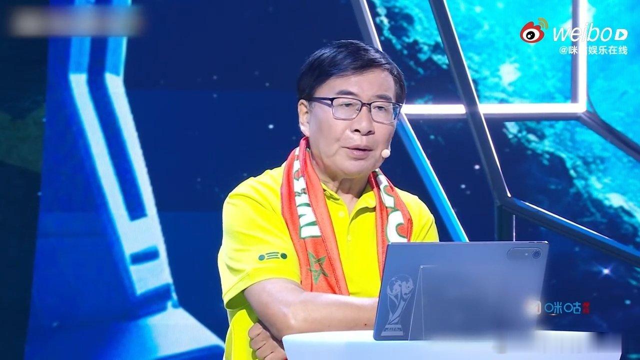 韩乔生七旬老汉大战AI 韩乔生老师在录制现场的每一个眼神都透着对足球的热爱，这种