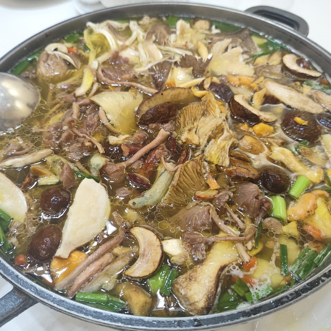 吃菌子火锅，居然不给发筷子🥢，怕我们偷吃中毒 