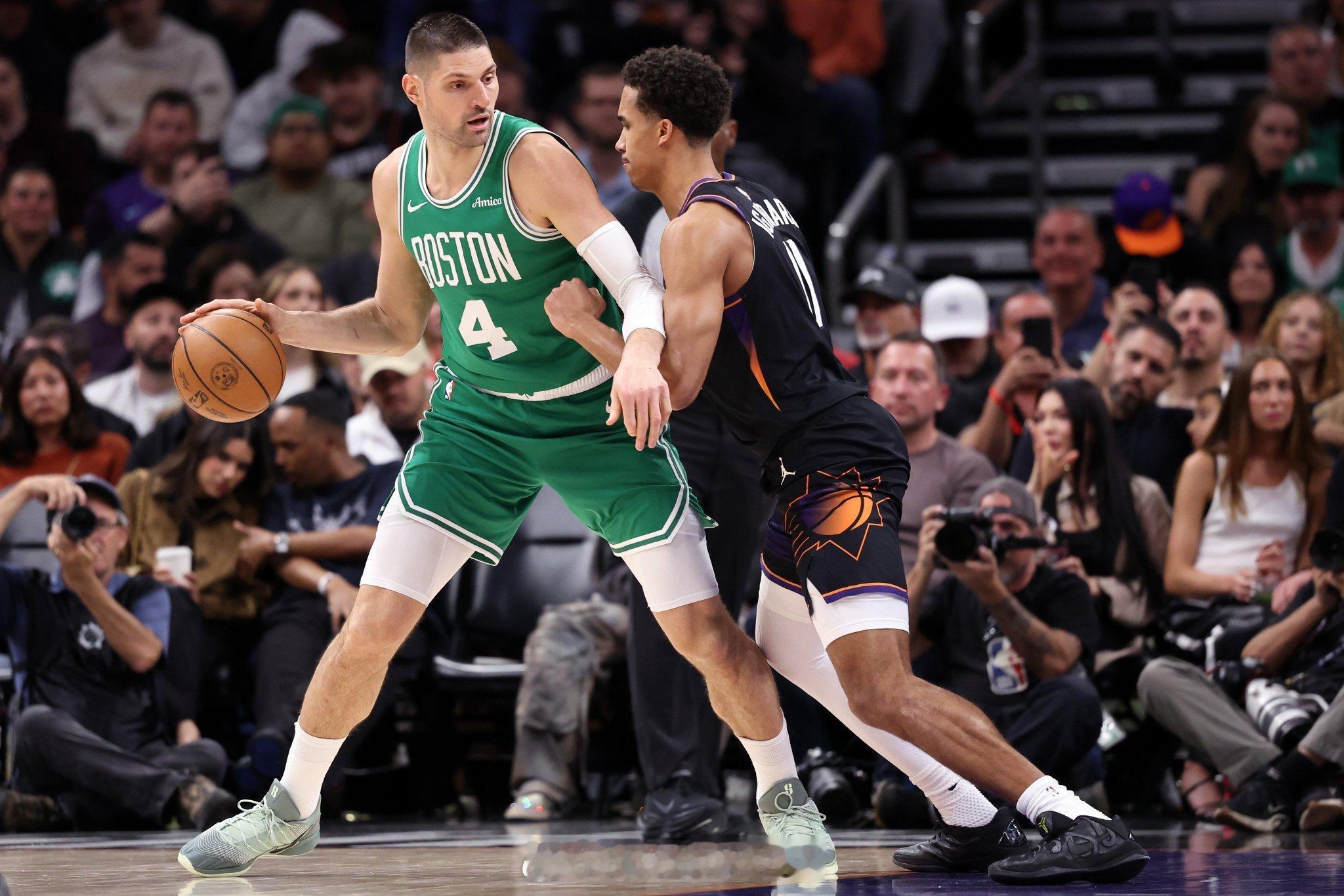 武切维奇加盟之前，凯尔特人在前51场比赛里，低位单打只有68次，全联盟最少。而他