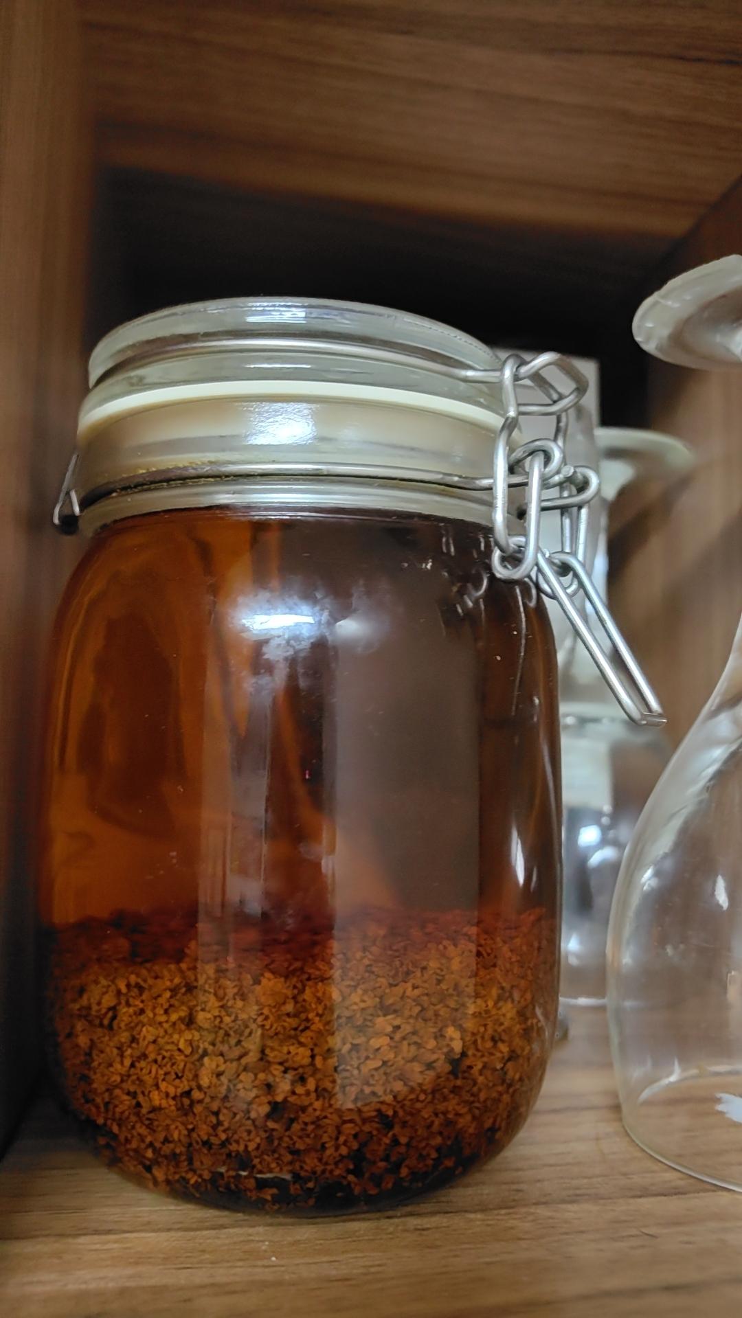 冬日生活打卡季桂花酒颜色不错吧？酒就是酒，味道依然浓烈。