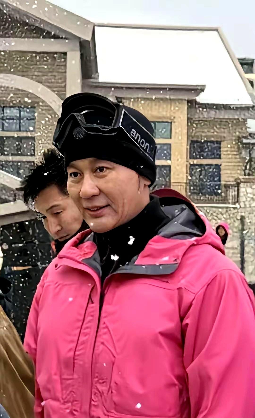 李晨还没结婚并不稀奇他衰老了也并不稀奇

稀奇的是他身上姨味渐浓，粉外套配黑帽的