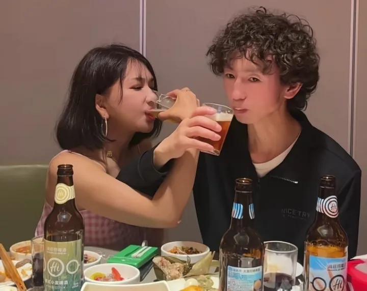 知名女星龚玥菲攀上庞麦郎了，
一天到晚跟着庞麦郎，开演唱会、一起吃饭，一起打台球