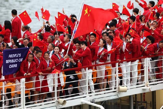 巴黎夜未央，游船上演运动盛宴！#巴黎游船上的运动大秀#是中国健儿向世界展示自己风