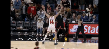 VS 公牛 
裁判一声哨让“火箭”发动机熄火，乌杜卡一声吼让火箭来到了老六……临