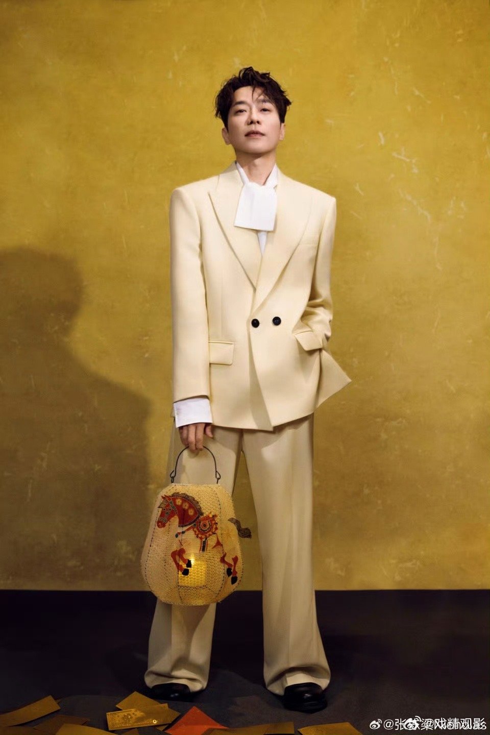 张栋梁现场给歌迷扫码转账 刷到张栋梁现场给歌迷发红包，直接面对面转账，每一个都不