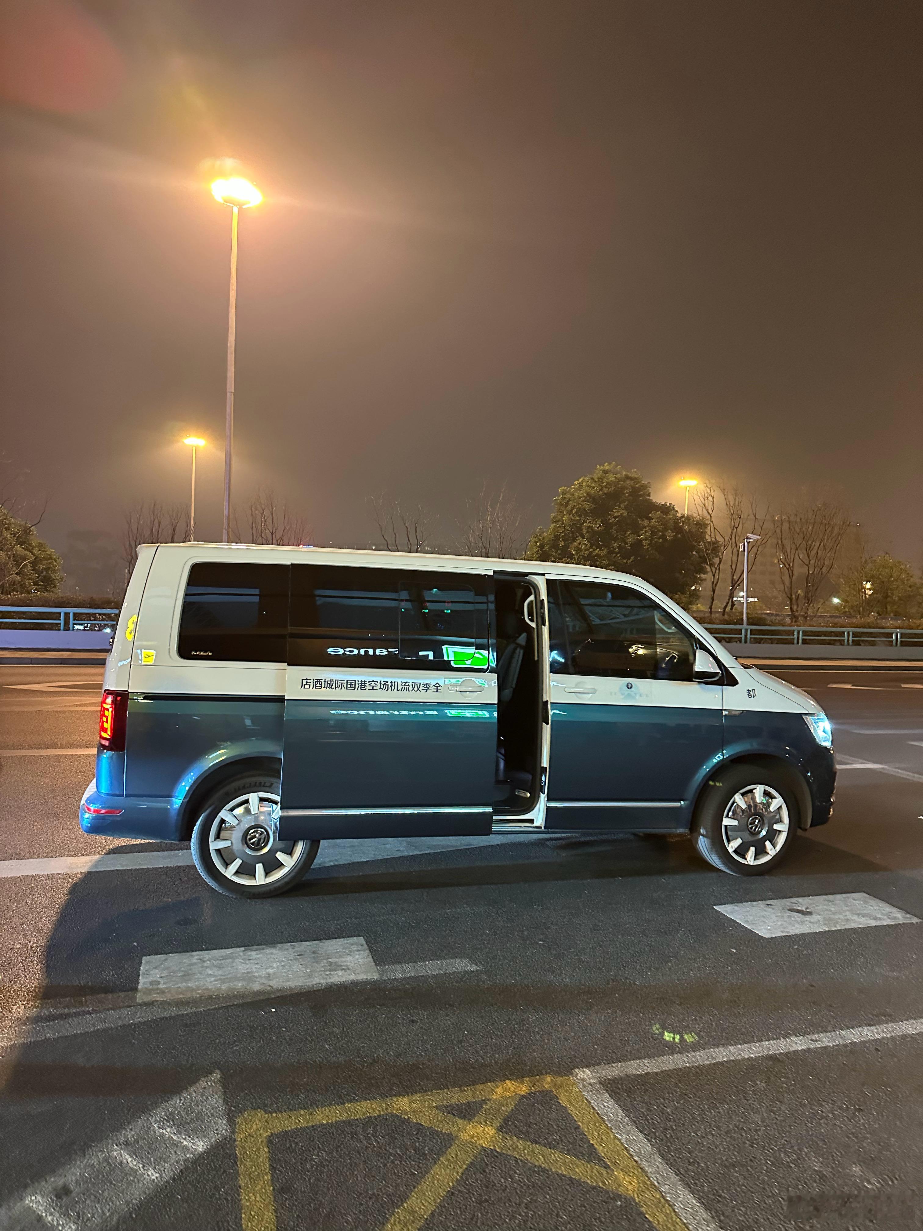 落地成都 酒店接送车是一台双拼色的迈特威 成都·成都双流国际机场