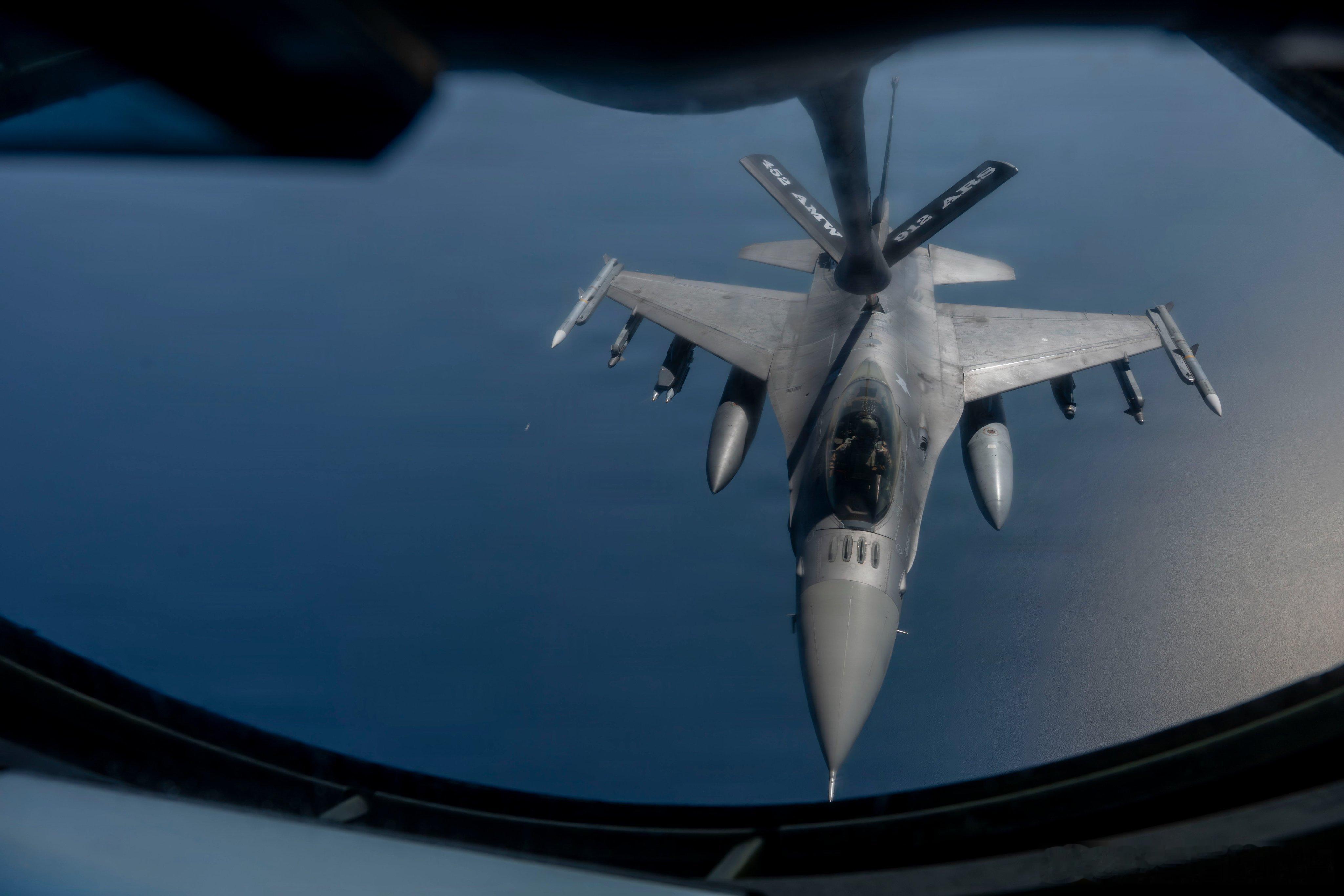 美国继续执行对伊朗的封锁行动，一架美国空军F-16战斗机在中东区域水域上空巡逻期