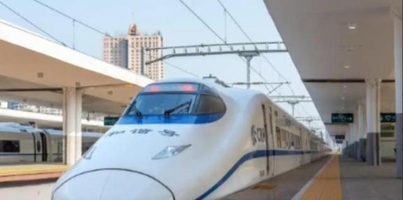 中国为什么执意要发展高铁，而不是廉价航空？因为中国在做一个赌注，赌得就是你用电，