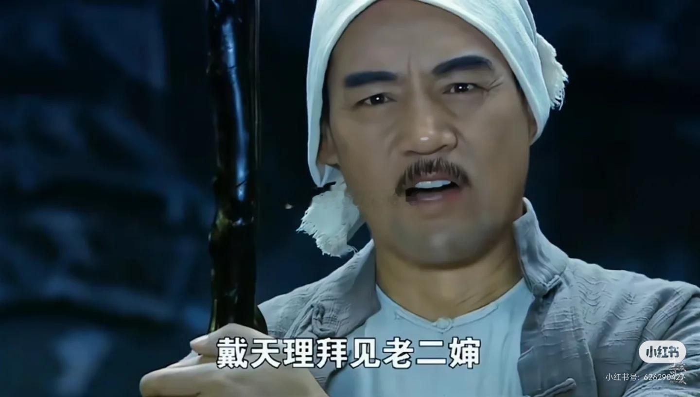 拿戒尺敲了哥哥pihu一下，然后高声念台词，“打狗棍专打疯狗恶狗，杆子帮保家卫国