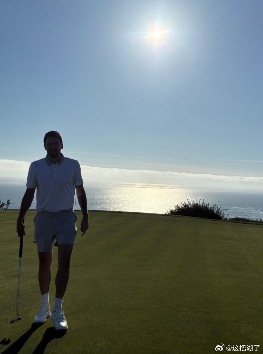 东契奇打高尔夫，这身材瘦得很有效果    NBA