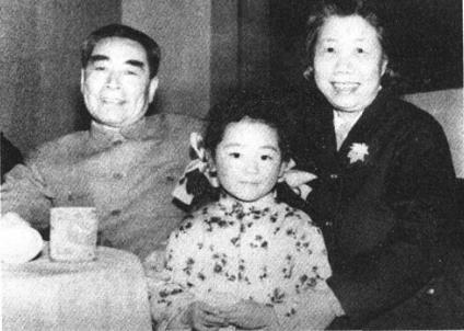 1963年1月30日，周恩来、邓颖超和小钢琴手邵丹合影