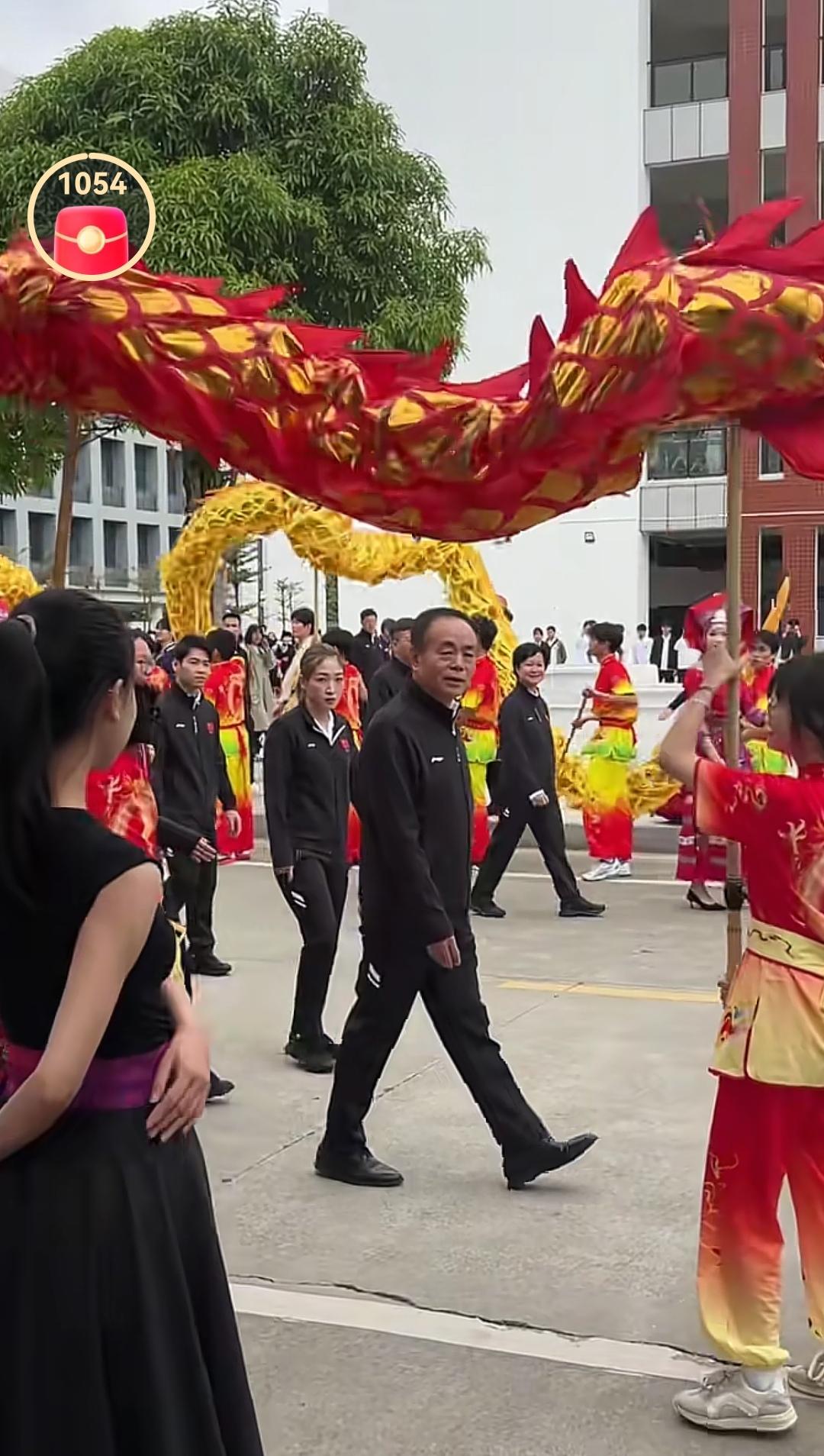 12月17日，刘诗雯和吴敏霞去了广西崇左，来到校园，受到了学校热情接待，这种穿梭