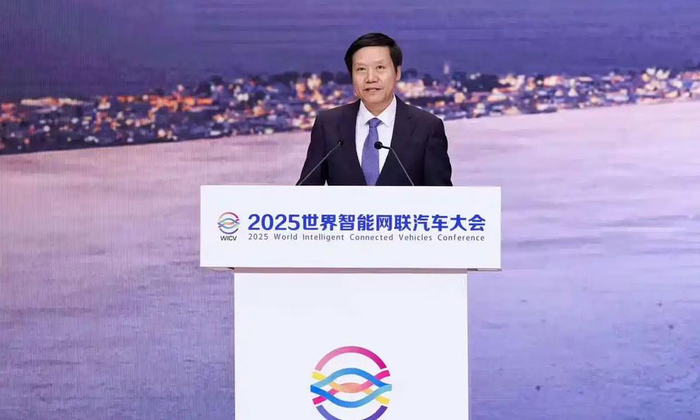 10月16日，在2025世界智能网联汽车大会上，雷军表示：“呼吁全行业共同抵制网