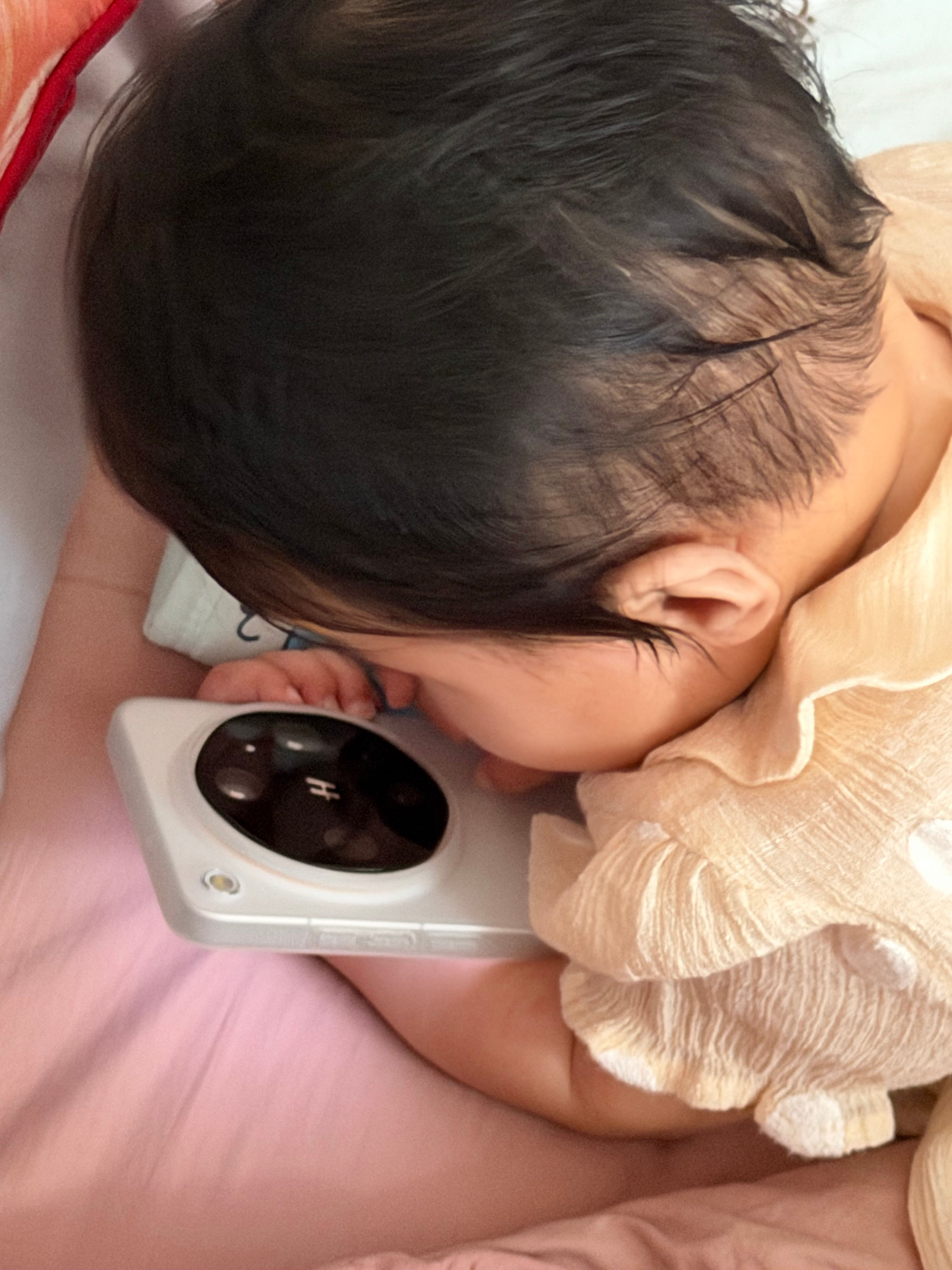 小牙最喜欢玩的不是玩具的玩具如下手机壳、纸抽、纸壳子、塑料袋子、矿泉水瓶子、大人