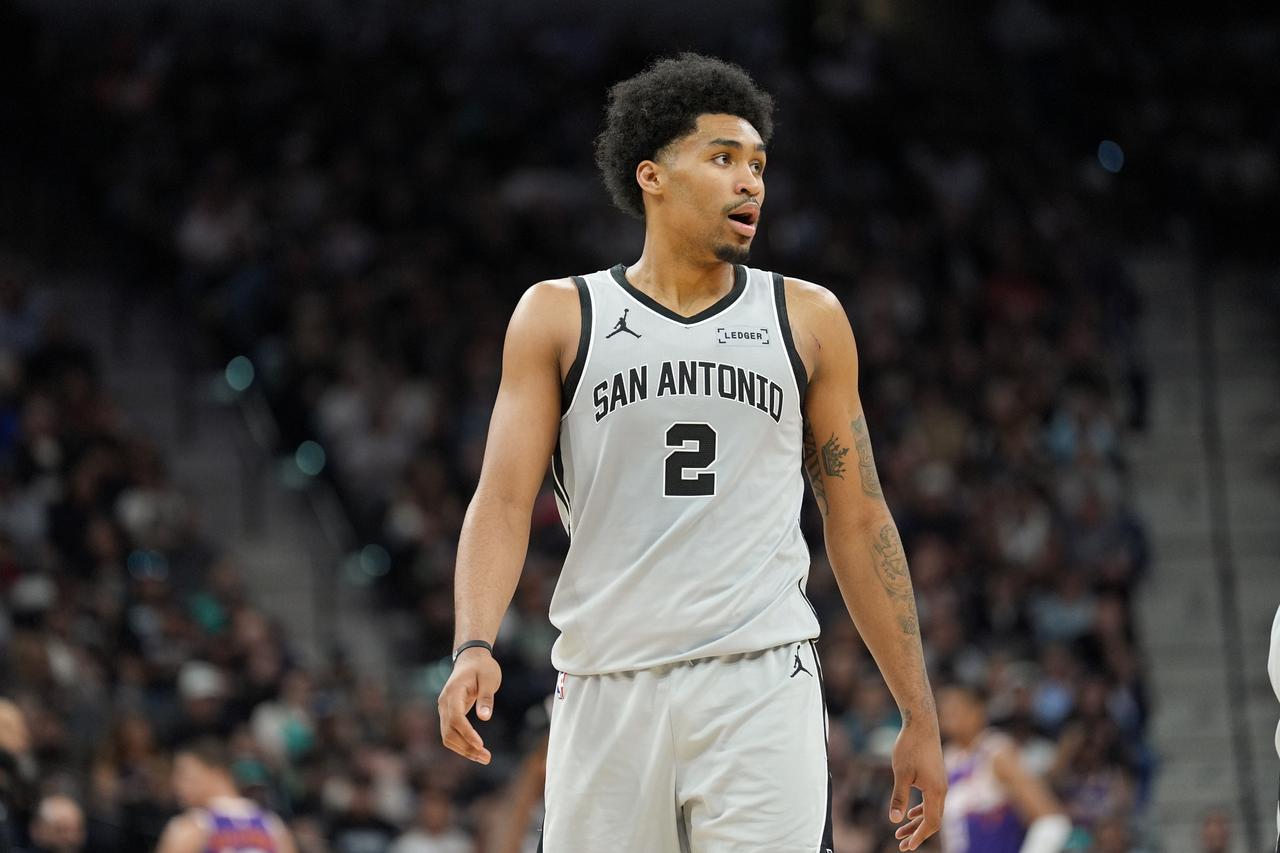 看看别的球队的年轻人，再看看火箭队的年轻人。
没有文班亚马，马刺队在一度落后15