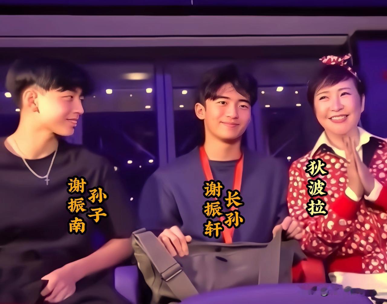 祖孙三人坐在一起，气氛轻松和睦。
曾经备受大家关注的两个小男孩，模样渐渐长开，完