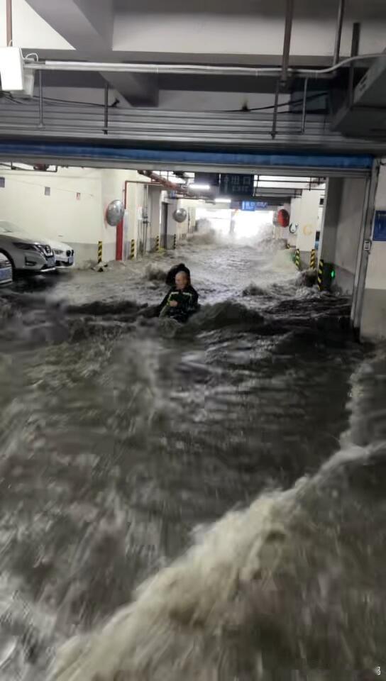 无锡暴雨无锡这雨下得也太狠了！宜兴湖㳇镇12小时泼了206.5毫米破纪录，部分地