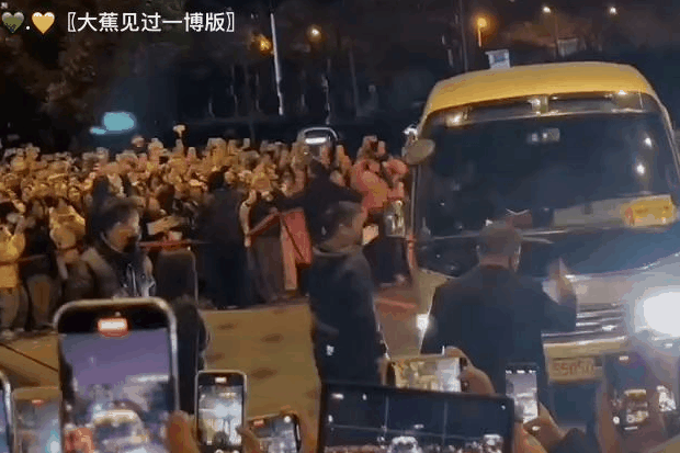 莎莎下班回酒店，门口的场面太震撼了，都是莎莎的粉丝，都是为她而来。
娱乐圈的明星