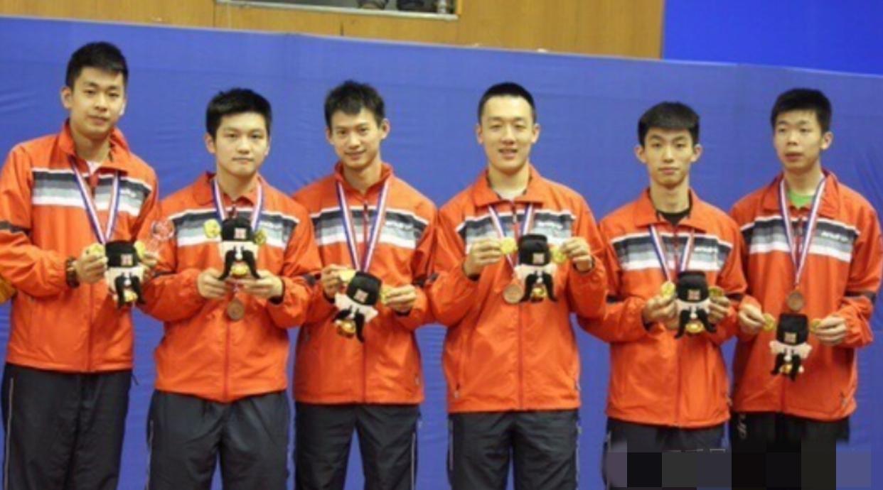 6位男乒队员挂着金牌拿着吉祥物合影：我一眼就认出了目光沉和的樊振东，目若朗星的周