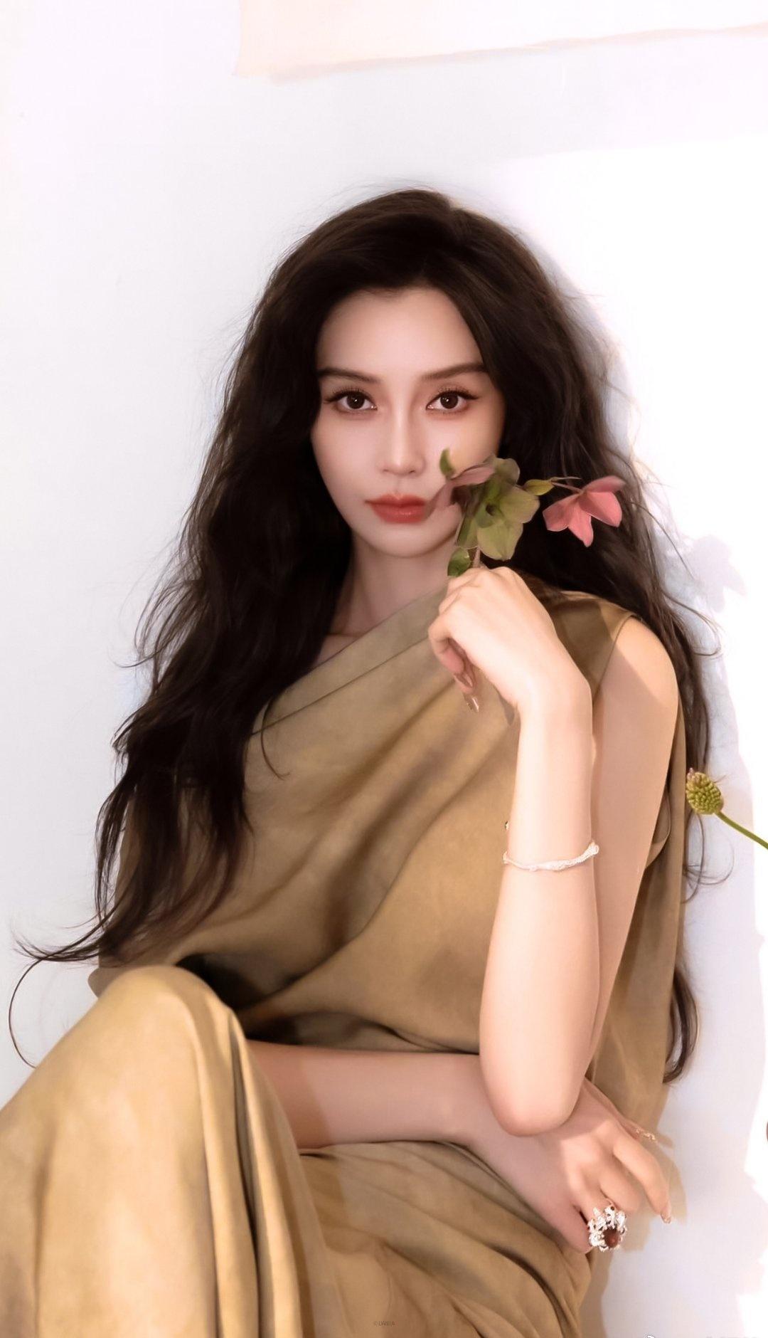angelababy  Angelababy家里摆满了粉丝的礼物 

我是人见人