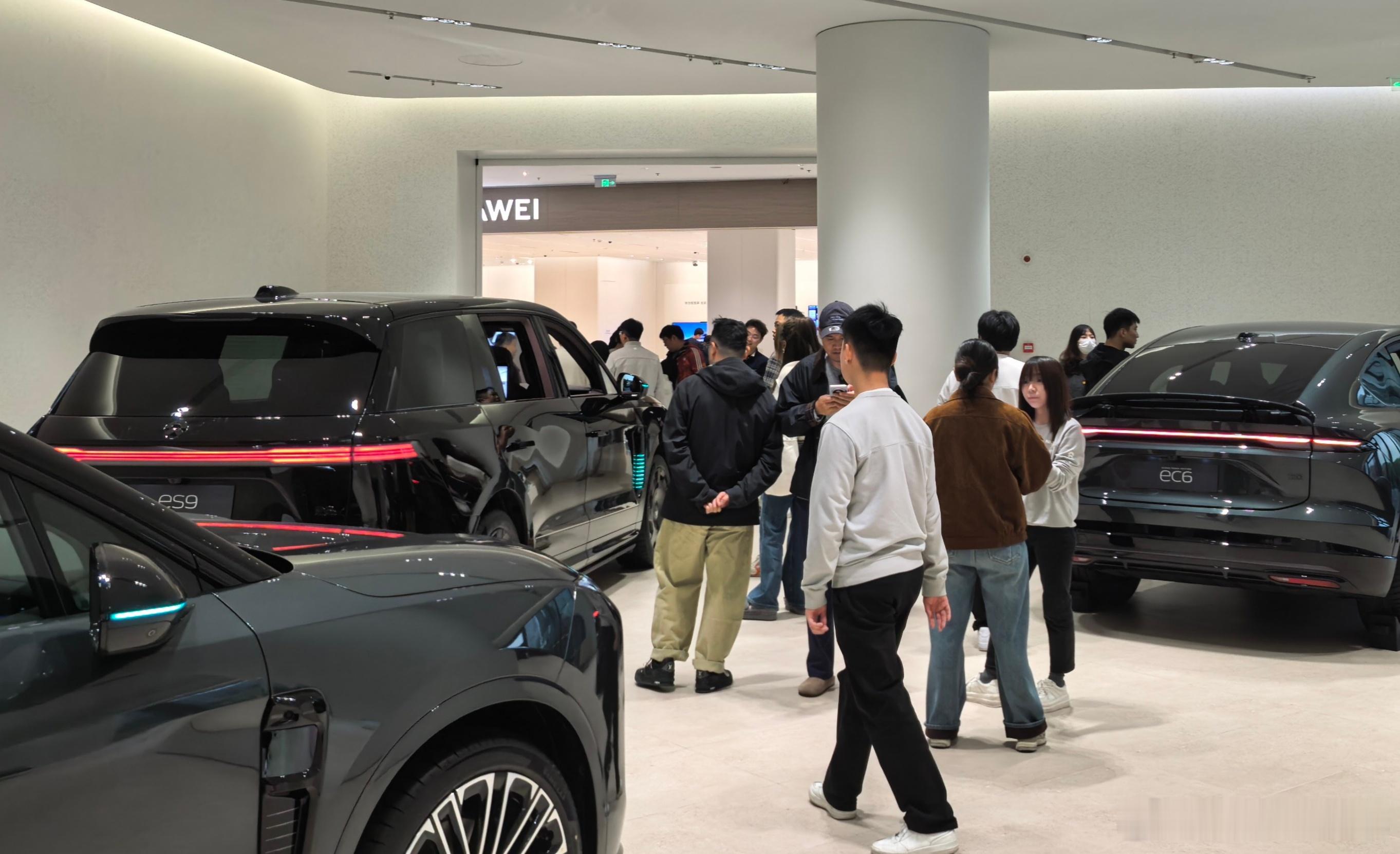 下午四点半的南京吾悦广场蔚来中心，压根看不到蔚来es9，人流确实不少，远超我的预