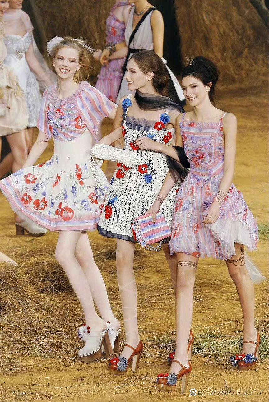 品品2010年的香奈儿秀场氛围 我的审美果然还停留在那个年代…. ​​​