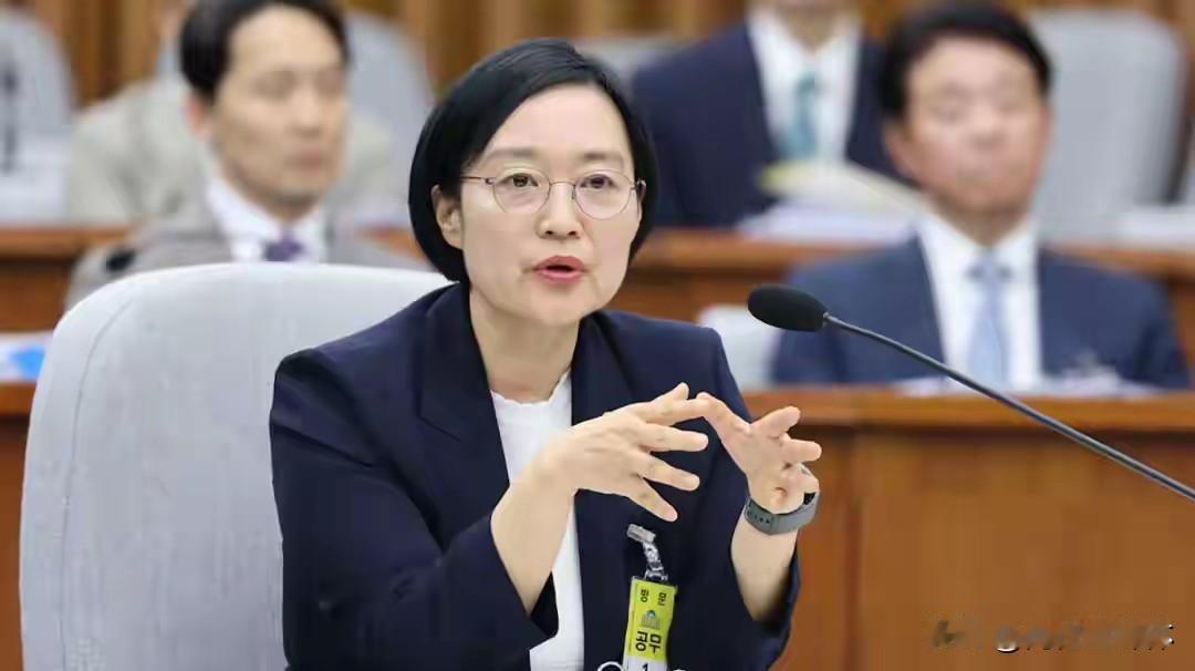 一日三步棋！韩国新任女总理就职，李在明会见文在寅，喊话重启朝韩对话
 
7月1日
