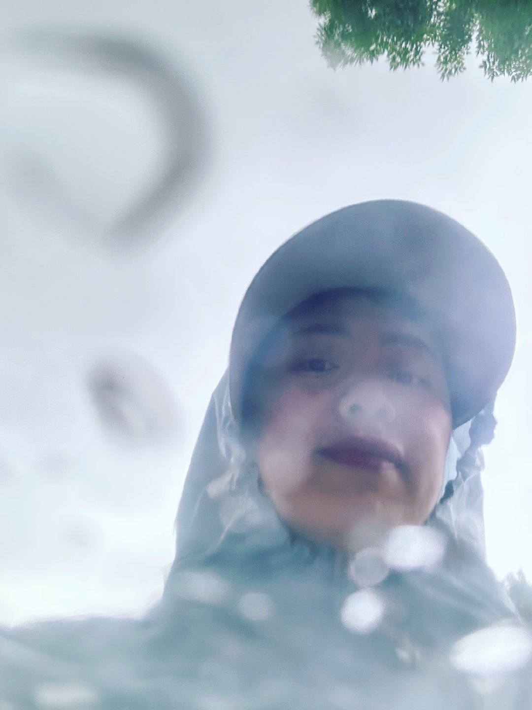 来接娃放学，突然下好大的雨啊