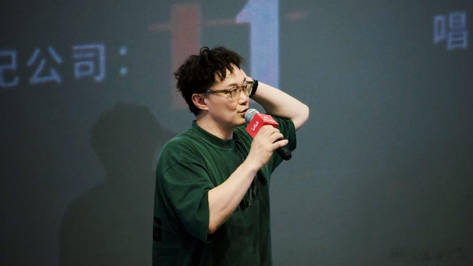 大熊猫被确诊为陈奕迅粉丝 陈奕迅的歌迷里藏着位特别的！成都这只熊猫举着的红蓝气球