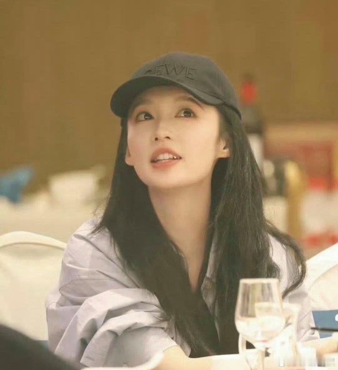 李沁完美展现了鸭舌帽的魅力，证明了并非每个人都适合这种风格。 ​​​
