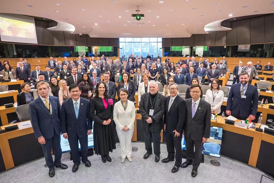 必须尽快通缉萧美琴，这样就能限制她的活动范围了，将其钉死在岛内，不给她四处窜访的