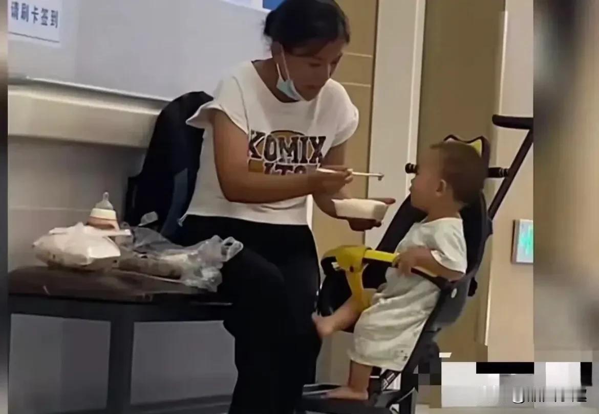 看哭了！在医院血液科的走廊上，有这样令人泪目的一幕。一位母亲带着患病的孩子坐在长