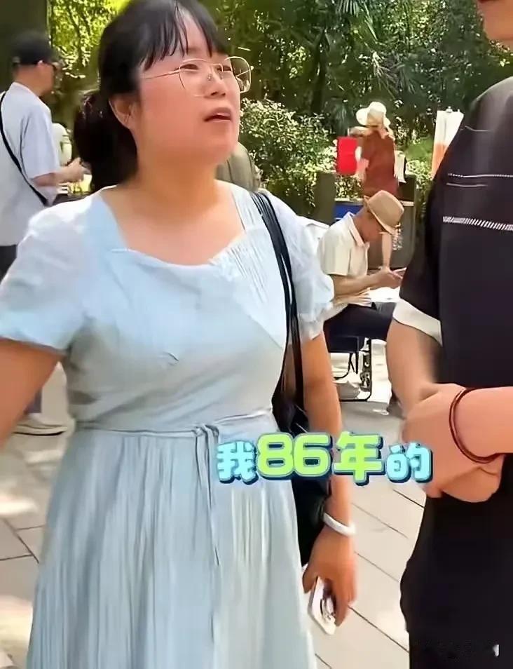 是个人都有追求爱情的权利吧！广东一86年女子在公园相亲角征婚遭到众人嘲笑，女子当