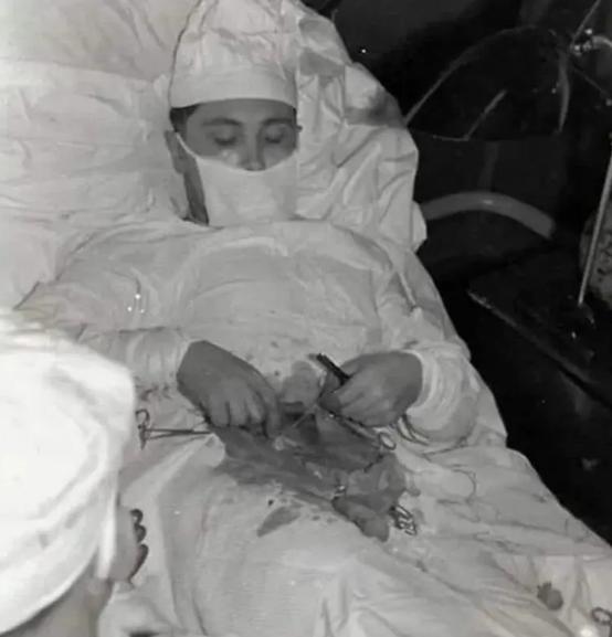 1961年，南极考察站里，27岁的苏联医生满头大汗地给自己注射麻醉剂，然后切开自
