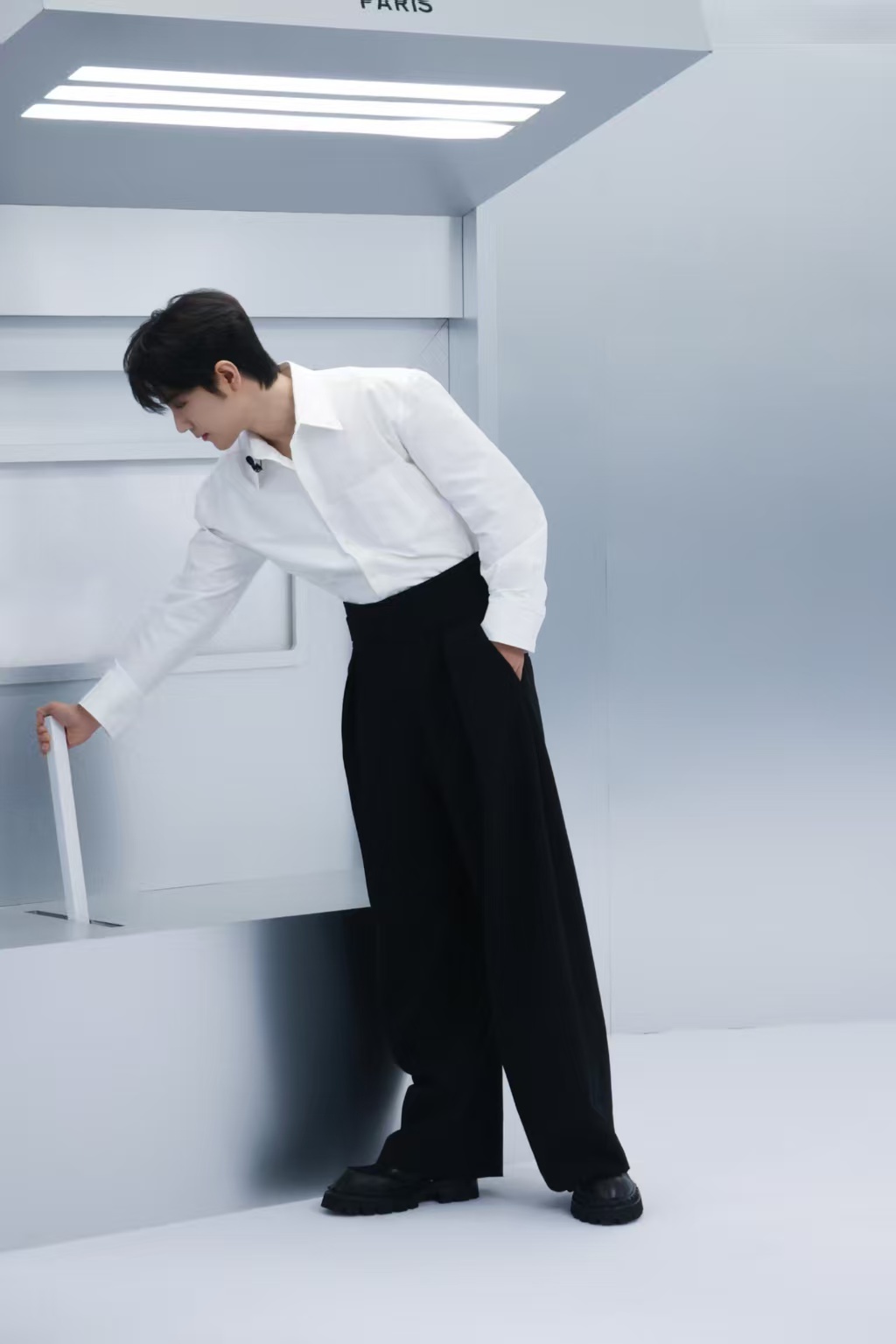 肖战欧莱雅PRO活动造型4.24氛围感造型持续更新 肖战一身干净白衬衫搭配黑西裤