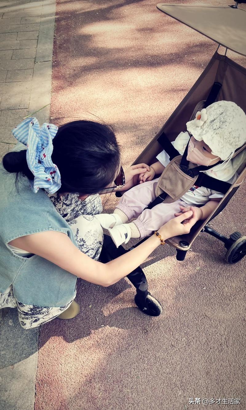 厂里有两个家庭，都领养了亲戚家的孩子，每次看到他们带娃的样子，心里总有点说不出的