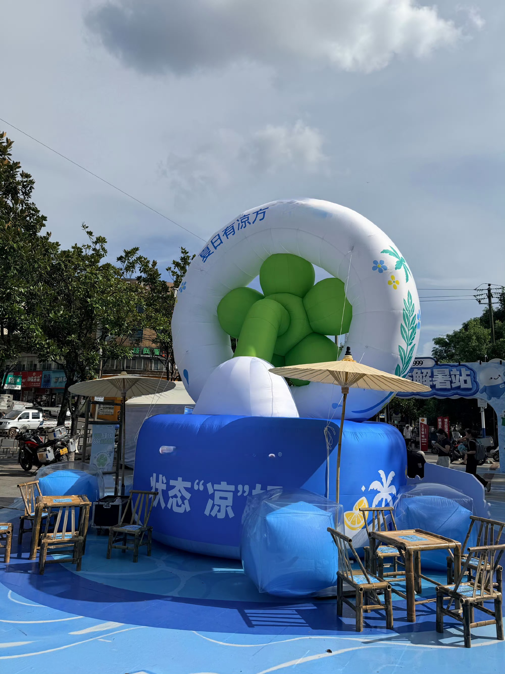 湖南街头的巨型降温风扇湖南近期热浪持续席卷，高温让人不愿踏出家门。街头安置巨型雾