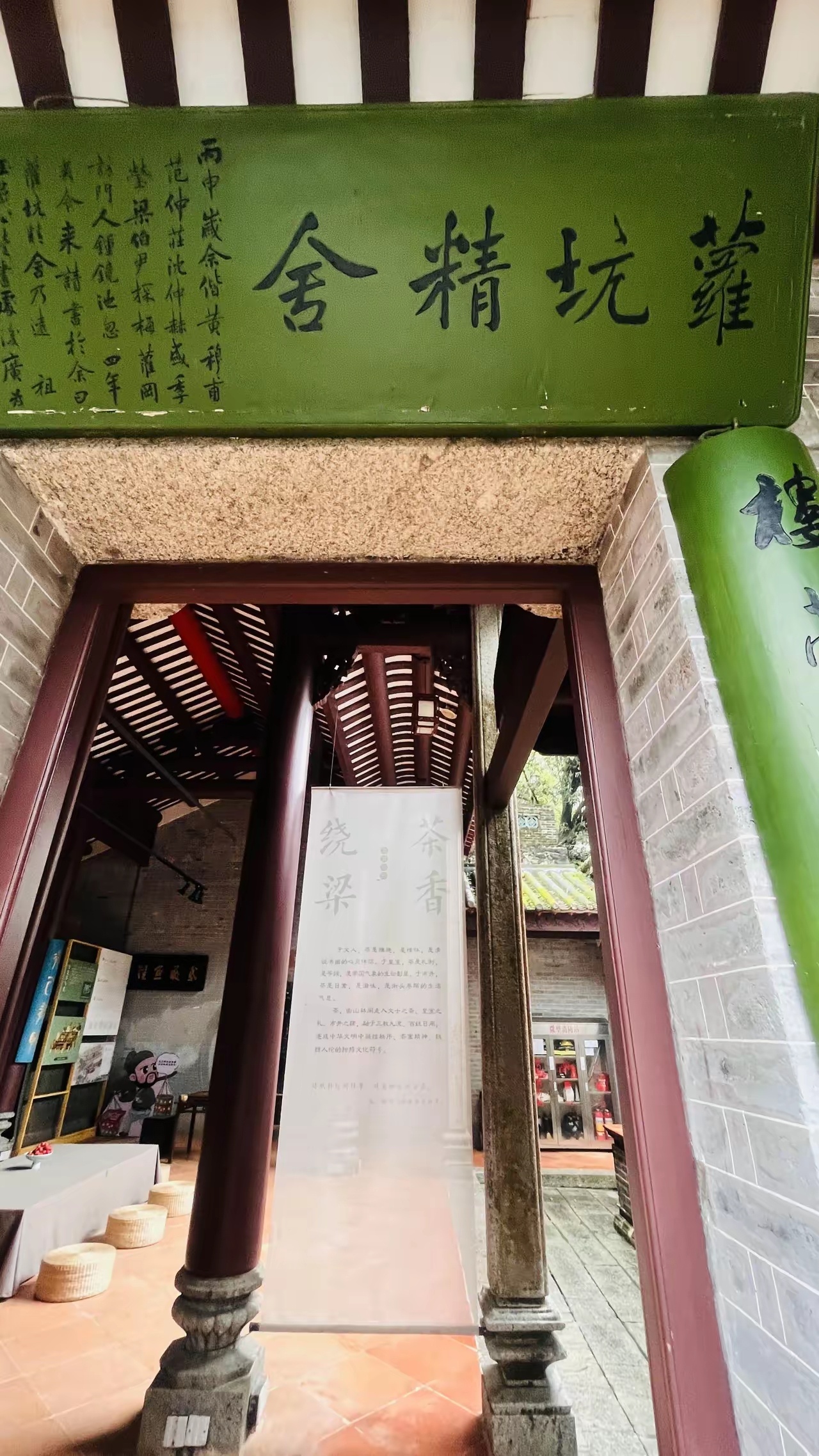 多年前曾租过一个公寓，中间镂空，里面呈回字形的构造，风水上叫回字楼。离谱的是，那