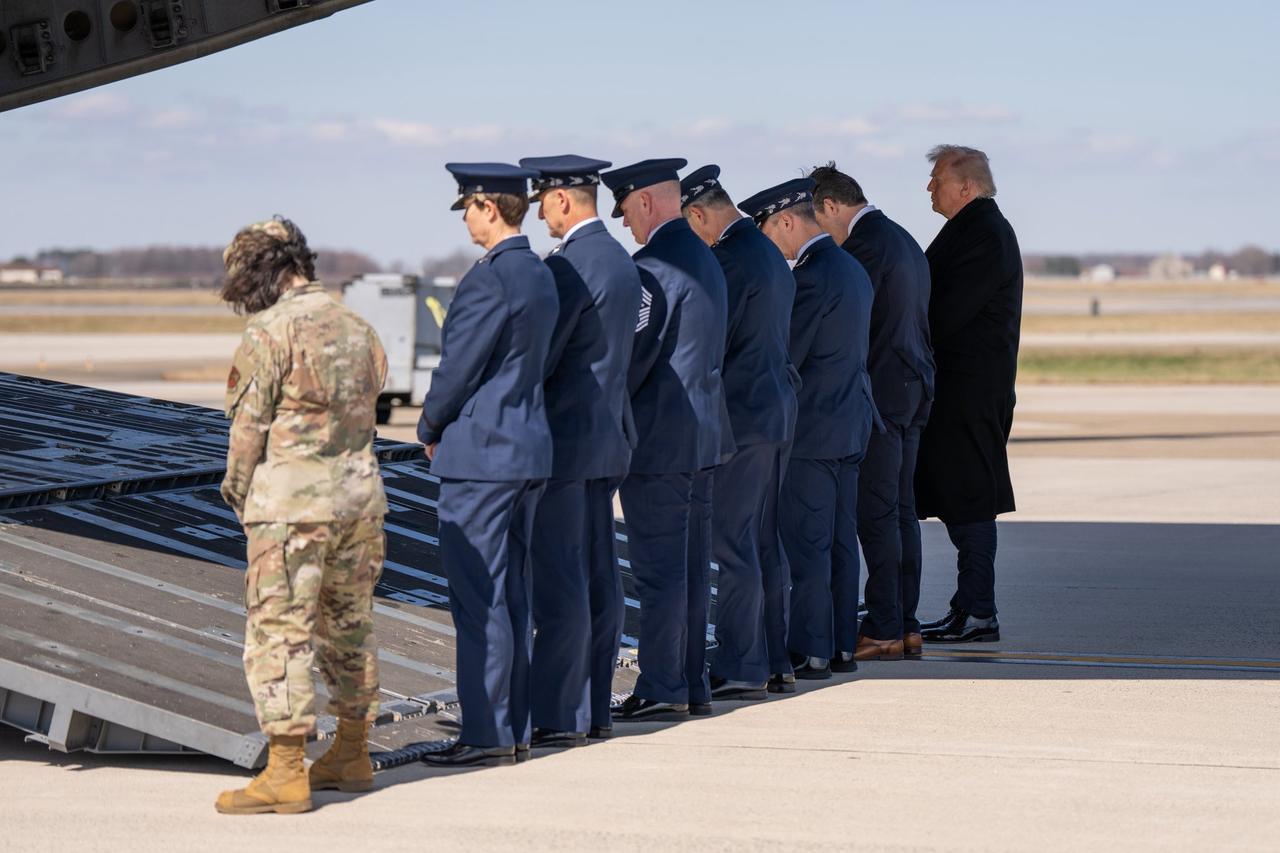 尽管有报道称遇难军人家属要求不要拍摄遗体移交的视频或照片，但白宫今天还是公布了美