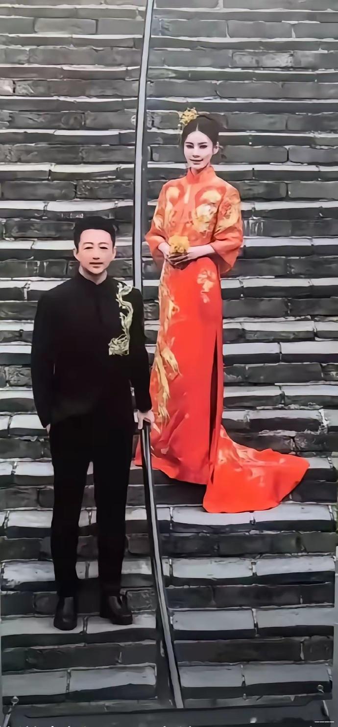 汪小菲马筱梅结婚照引争议，中间杆隔开遭质疑。这独特设计寓意成谜，是别出心裁还是另