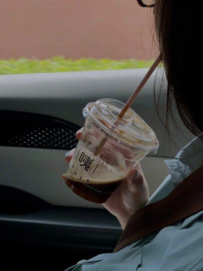 一普通苹果2元，一个精品苹果5元，正常情况下精品苹果的价值是普通苹果的2倍多。但