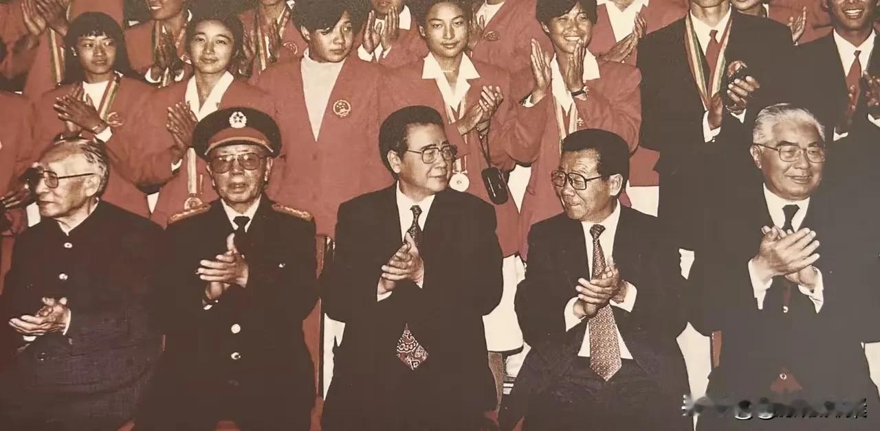 1994年10月，中央领导会见参加第十二届亚运会归来的中国体育代表团