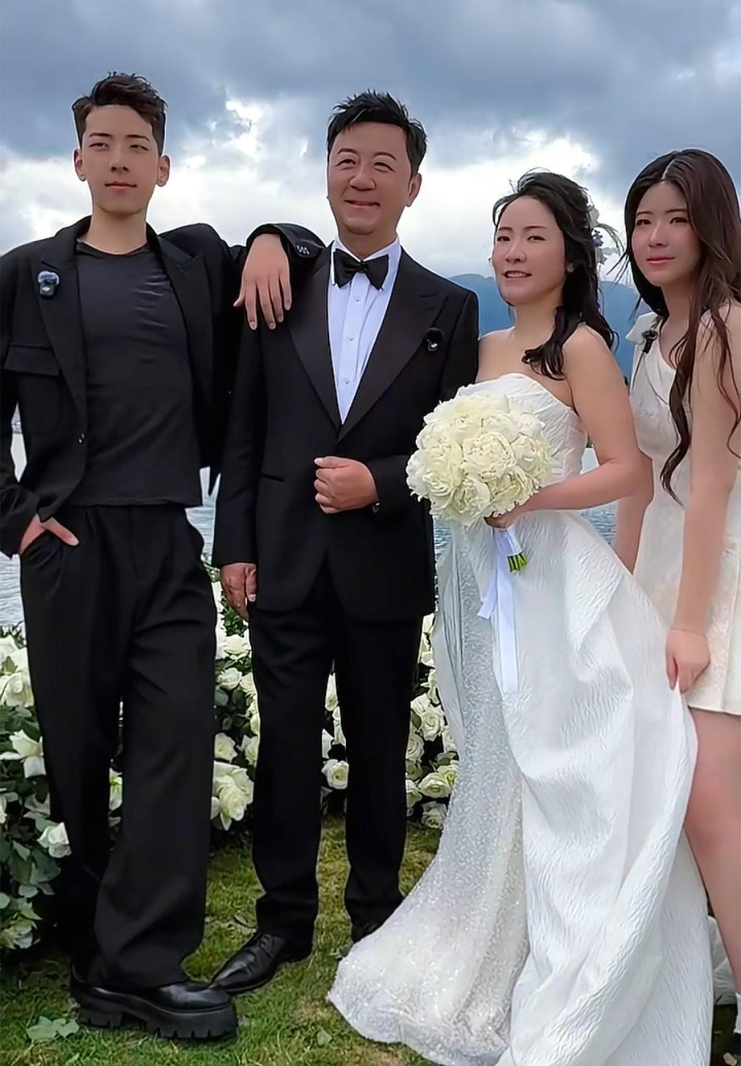 郭涛补拍20年前欠下的婚纱照，一双儿女出镜。
今天完整看了一遍郭涛记录在云南补拍