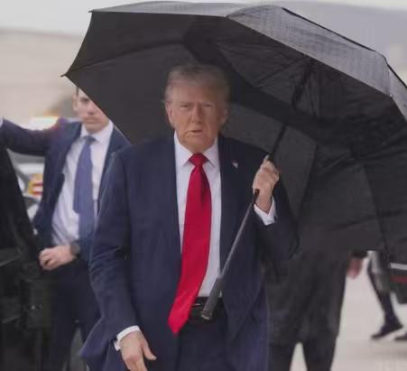 美国总统唐纳德·特朗普12日对俄罗斯总统弗拉基米尔·普京表示，如果不结束对乌克兰