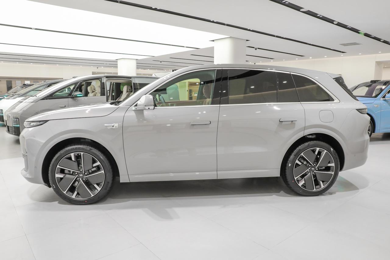 理想 L6大五座增程SUV！安全、舒适、不焦虑，老司机私藏技巧！
理想 L6，作