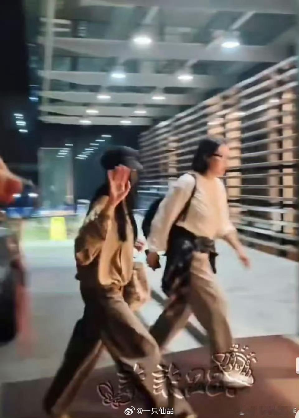 迪丽热巴出发巴黎，一步三回头给粉丝打招呼三次，宠粉天后实至名归。期待美神闪耀巴黎