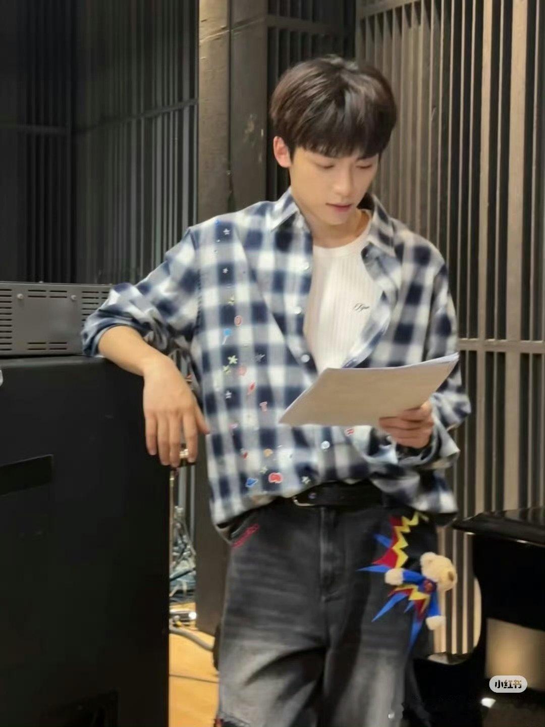 梓渝白衬衫look梓渝上课live照梓渝上课live帧帧心动，蓝格纹衬衫造型，认
