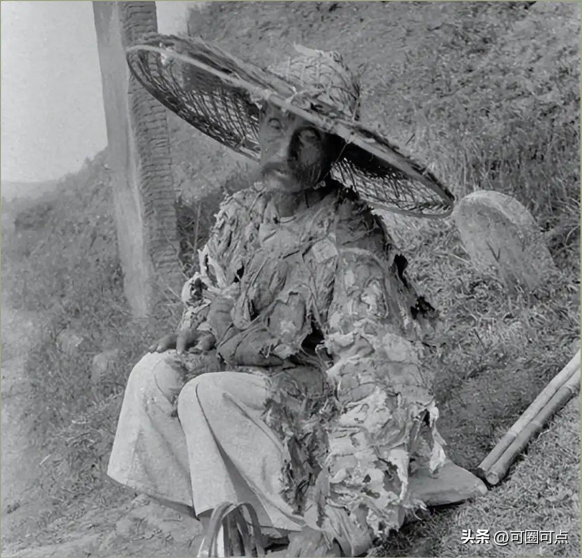 1936年，红军干部饿了4天拿银元买饭，贵州老农却一把推开：你抽口烟，我就知道你