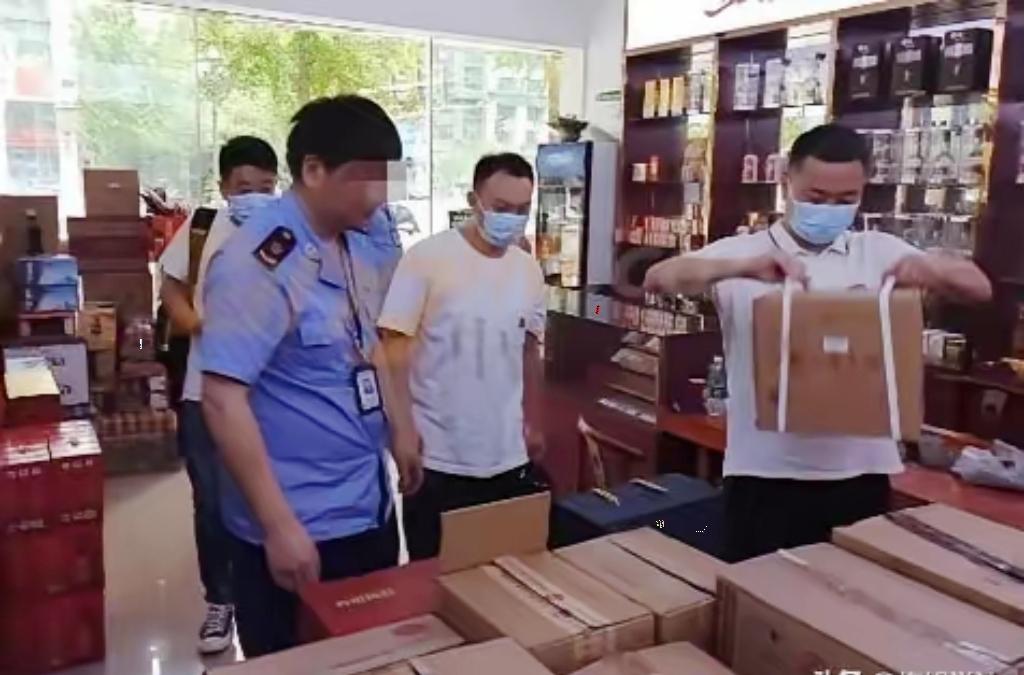 安徽，李某在电商平台两次低价买3箱剑南春白酒，经鉴定是假酒。他申请仅退款，商家只