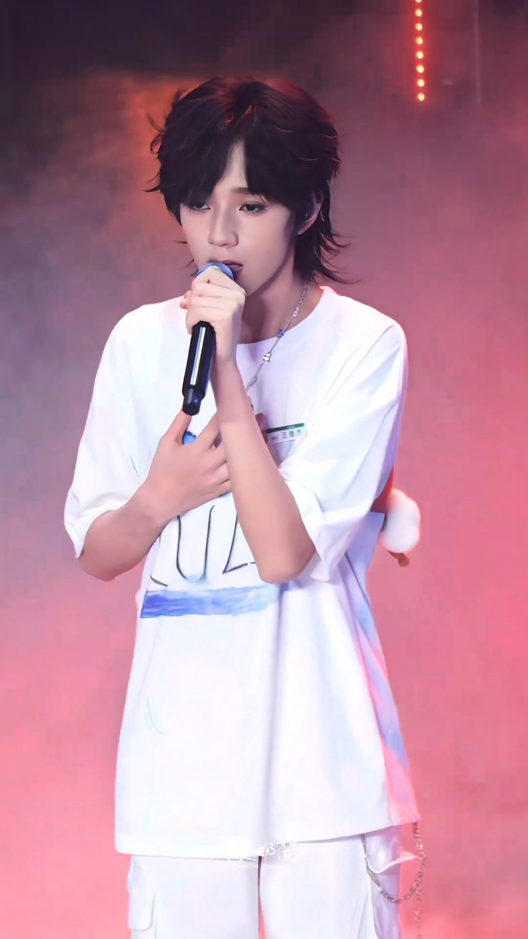 王橹杰这样的颜值，无需质疑，就是权威。这张脸值得反复欣赏、反复细品！！王橹杰生图